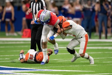 Futbolcuların bir futbol maçı sırasında inanılmaz oyunlar yapmalarının harika aksiyon fotoğrafları.
