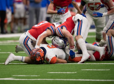 Futbolcuların bir futbol maçı sırasında inanılmaz oyunlar yapmalarının harika aksiyon fotoğrafları.