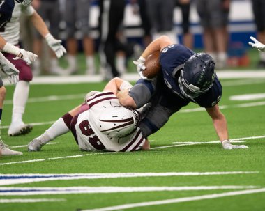 Futbolcuların bir futbol maçı sırasında inanılmaz oyunlar yapmalarının harika aksiyon fotoğrafları.