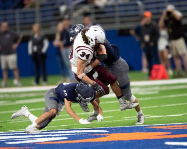 Futbolcuların bir futbol maçı sırasında inanılmaz oyunlar yapmalarının harika aksiyon fotoğrafları.