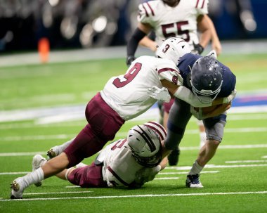 Futbolcuların bir futbol maçı sırasında inanılmaz oyunlar yapmalarının harika aksiyon fotoğrafları.