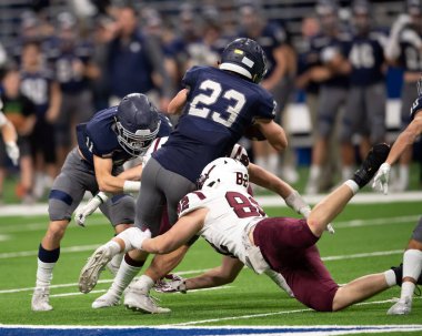 Futbolcuların bir futbol maçı sırasında inanılmaz oyunlar yapmalarının harika aksiyon fotoğrafları.