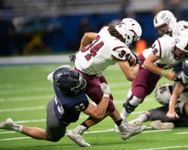 Futbolcuların bir futbol maçı sırasında inanılmaz oyunlar yapmalarının harika aksiyon fotoğrafları.