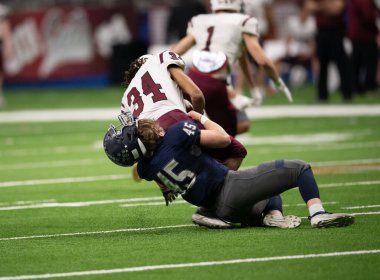 Futbolcuların bir futbol maçı sırasında inanılmaz oyunlar yapmalarının harika aksiyon fotoğrafları.