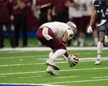 Futbolcuların bir futbol maçı sırasında inanılmaz oyunlar yapmalarının harika aksiyon fotoğrafları.