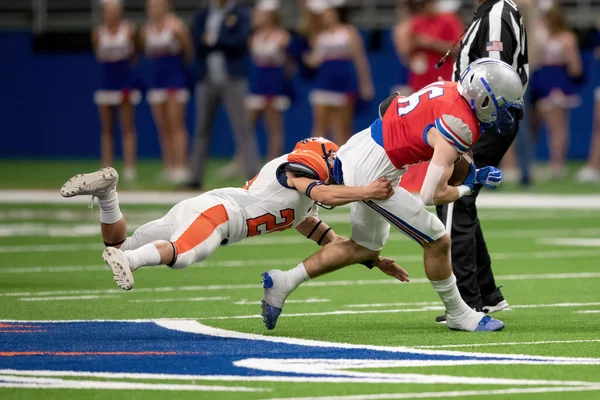 Futbolcuların bir futbol maçı sırasında inanılmaz oyunlar yapmalarının harika aksiyon fotoğrafları.