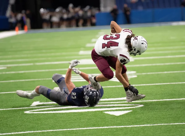 Futbolcuların bir futbol maçı sırasında inanılmaz oyunlar yapmalarının harika aksiyon fotoğrafları.
