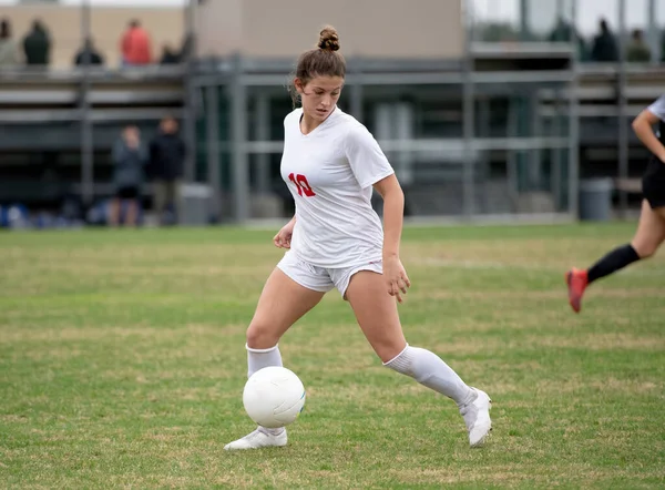 Giovane Ragazza Atletica Attraente Che Gioca Calcio Gioco — Foto Stock