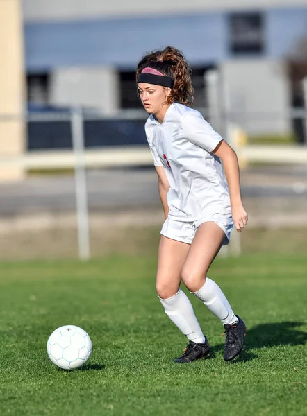 Giovane Ragazza Atletica Attraente Che Gioca Calcio Gioco — Foto Stock