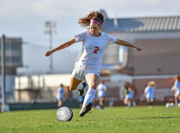 Giovane Ragazza Atletica Attraente Che Gioca Calcio Gioco — Foto Stock