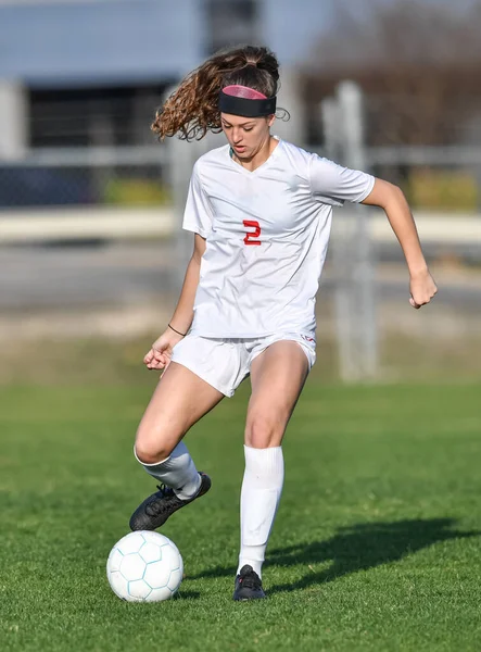 Giovane Ragazza Atletica Attraente Che Gioca Calcio Gioco — Foto Stock