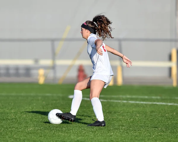 Giovane Ragazza Atletica Attraente Che Gioca Calcio Gioco — Foto Stock