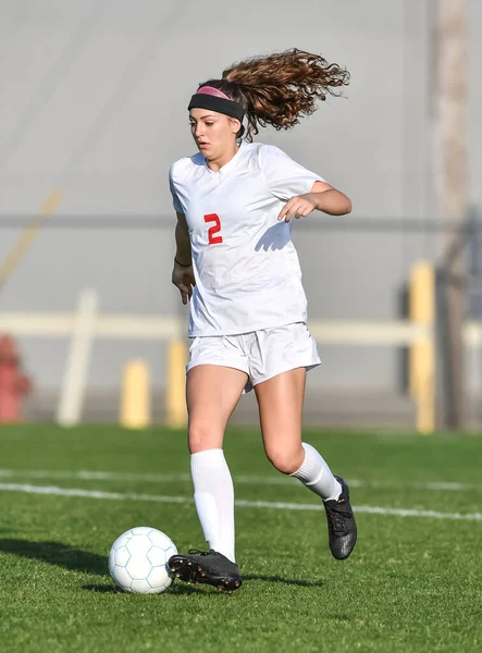 Giovane Ragazza Atletica Attraente Che Gioca Calcio Gioco — Foto Stock