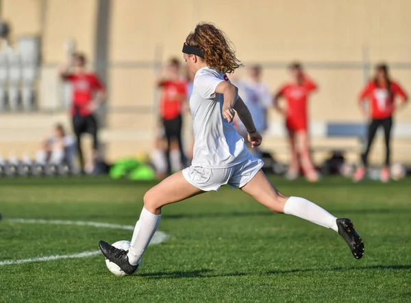 Genç Çekici Atletik Kız Bir Oyunda Futbol Oynuyor — Stok fotoğraf