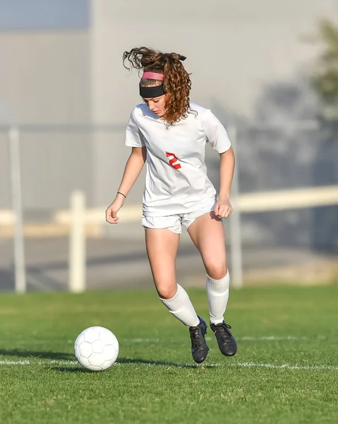 年轻迷人的女运动员在比赛中踢足球 — 图库照片