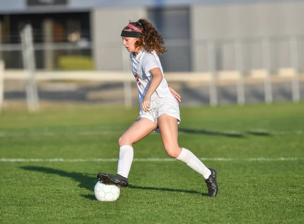 Giovane Ragazza Atletica Attraente Che Gioca Calcio Gioco — Foto Stock