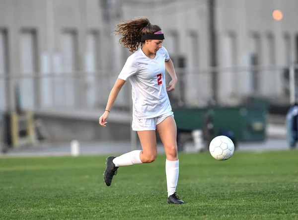 Jovem Atraente Atlético Menina Jogando Futebol Jogo — Fotografia de Stock