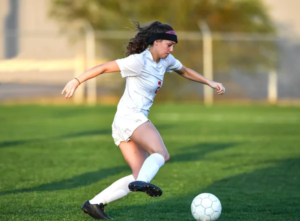 Giovane Ragazza Atletica Attraente Che Gioca Calcio Gioco — Foto Stock