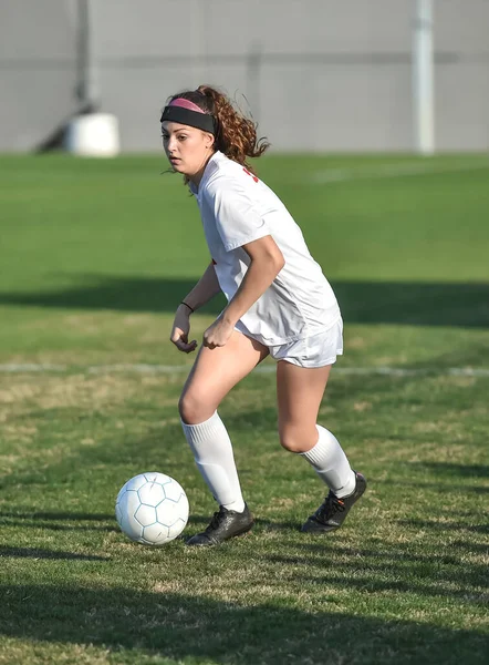 Giovane Ragazza Atletica Attraente Che Gioca Calcio Gioco — Foto Stock