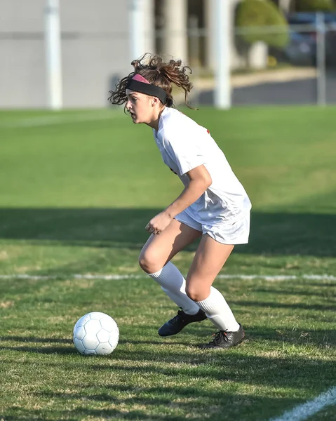 Giovane Ragazza Atletica Attraente Che Gioca Calcio Gioco — Foto Stock