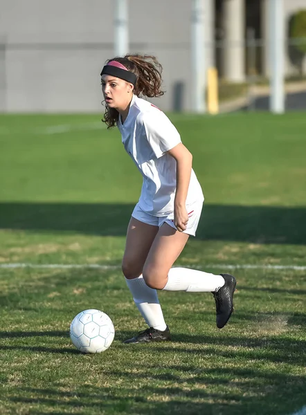 Giovane Ragazza Atletica Attraente Che Gioca Calcio Gioco — Foto Stock