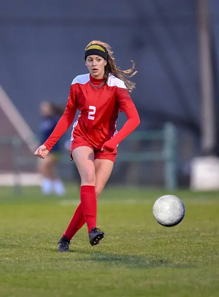 Giovane Ragazza Atletica Attraente Che Gioca Calcio Gioco — Foto Stock