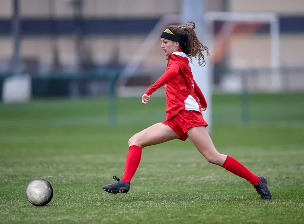 Mladý Atraktivní Atletický Dívka Hrát Fotbal Hře — Stock fotografie