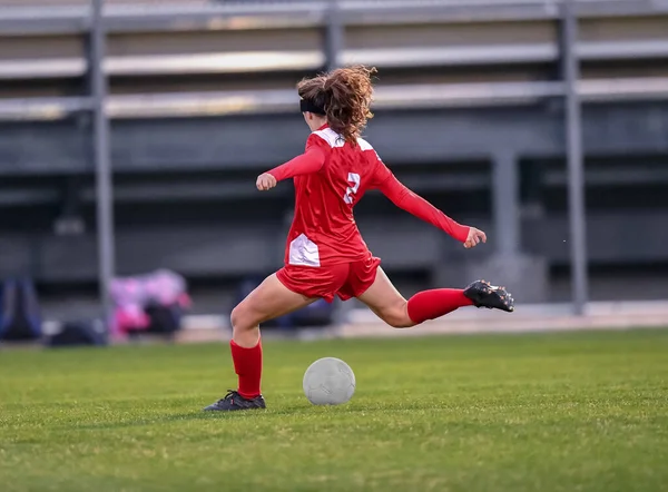 Jovem Atraente Atlético Menina Jogando Futebol Jogo — Fotografia de Stock