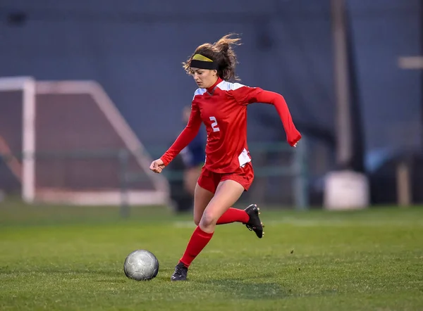 Giovane Ragazza Atletica Attraente Che Gioca Calcio Gioco — Foto Stock