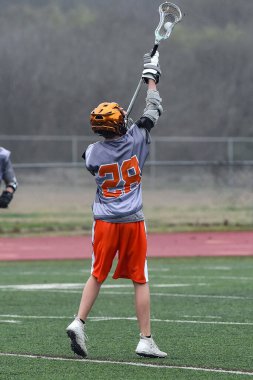 Genç sporcular lakros oynarken inanılmaz oyunlar oynuyorlar.