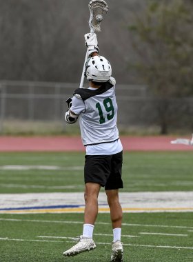 Genç sporcular lakros oynarken inanılmaz oyunlar oynuyorlar.