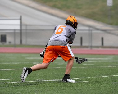 Genç sporcular lakros oynarken inanılmaz oyunlar oynuyorlar.