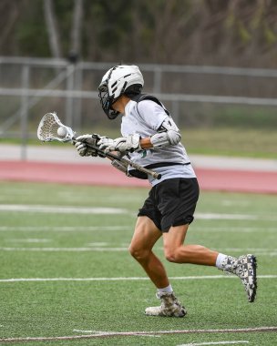 Genç sporcular lakros oynarken inanılmaz oyunlar oynuyorlar.