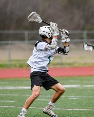 Genç sporcular lakros oynarken inanılmaz oyunlar oynuyorlar.