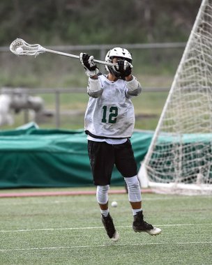 Genç sporcular lakros oynarken inanılmaz oyunlar oynuyorlar.