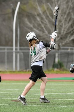 Genç sporcular lakros oynarken inanılmaz oyunlar oynuyorlar.