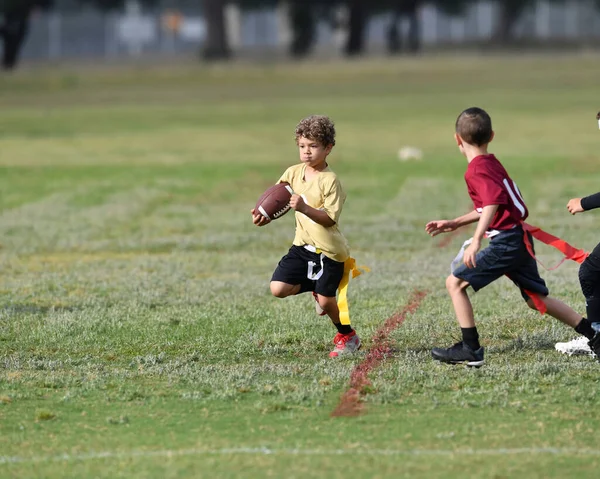 フラグサッカーをしている若い男の子 — ストック写真