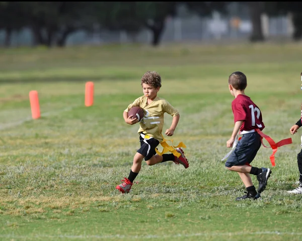 Kleiner Junge Spielt Flaggenfußball — Stockfoto