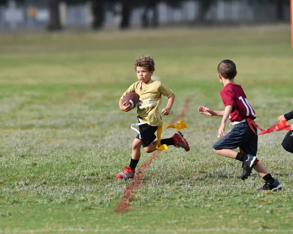 Fiatal Fiú Játszik Zászló Futball — Stock Fotó