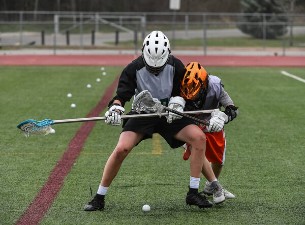 Молодые спортсмены делают удивительные игры во время игры в лакросс