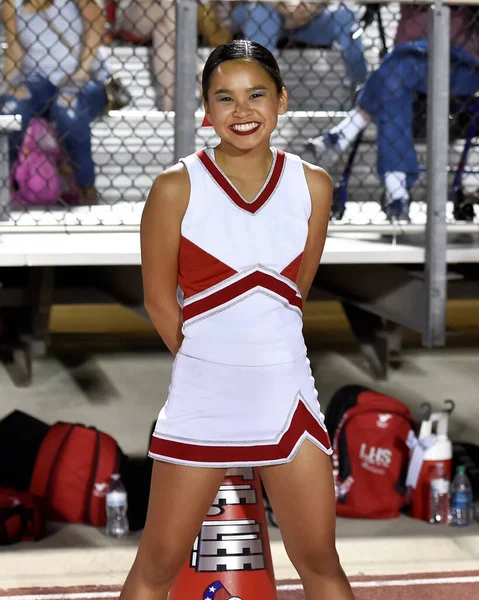 Schattig Aziatisch Amerikaans Cheerleader Presteren Een Middelbare School Voetbal Spel — Stockfoto