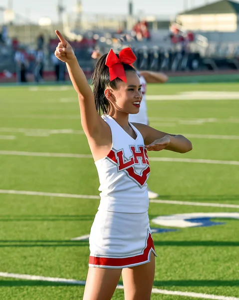 Cute Asian American Cheerleader Apresentando Jogo Futebol Ensino Médio — Fotografia de Stock