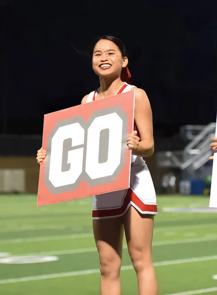 Cute Asian American Cheerleader Apresentando Jogo Futebol Ensino Médio — Fotografia de Stock