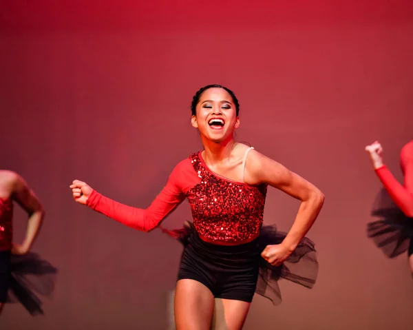 Menina Adolescente Bonito Realizando Danças Show Ensino Médio — Fotografia de Stock