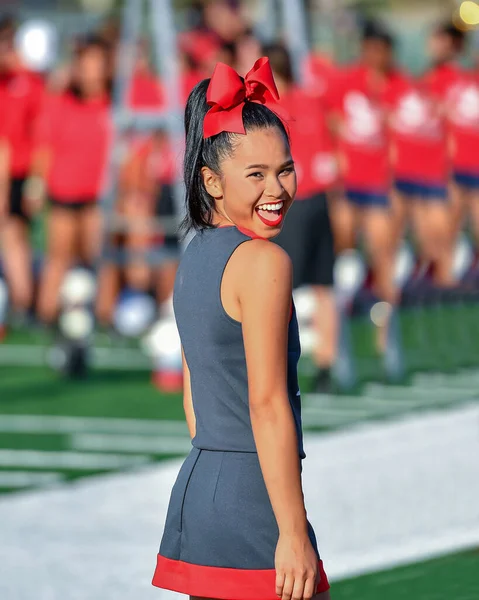 Cute Asian American Cheerleader Apresentando Jogo Futebol Ensino Médio — Fotografia de Stock