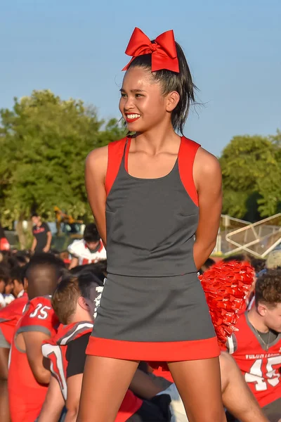 Cute Asian American Cheerleader Apresentando Jogo Futebol Ensino Médio — Fotografia de Stock