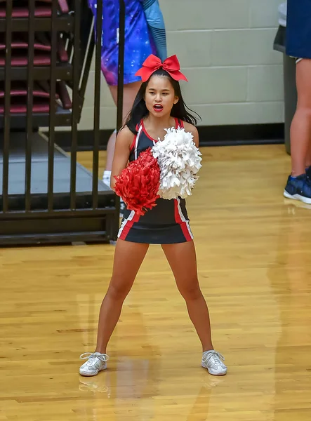 Cute Asian American Cheerleader Realizando Jogo Ensino Médio — Fotografia de Stock