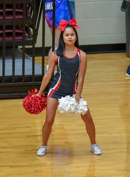 Cute Asian American Cheerleader Realizando Jogo Ensino Médio — Fotografia de Stock