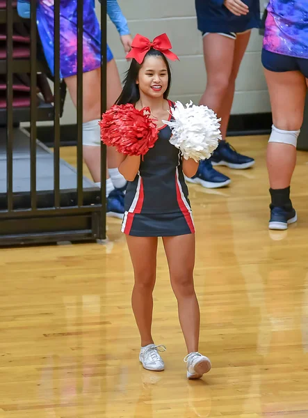 Cute Asian American Cheerleader Realizando Jogo Ensino Médio — Fotografia de Stock