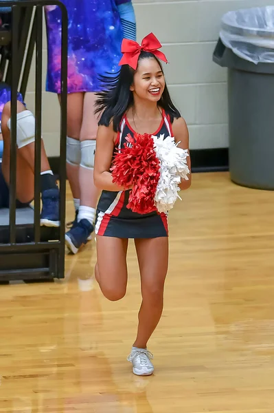 Cute Asian American Cheerleader Realizando Jogo Ensino Médio — Fotografia de Stock